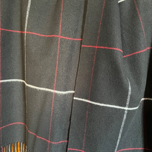 Cashmere-blend large scarf/wrap, in black, white, and red, like new, 28 x 70 in - Picture 4 of 11